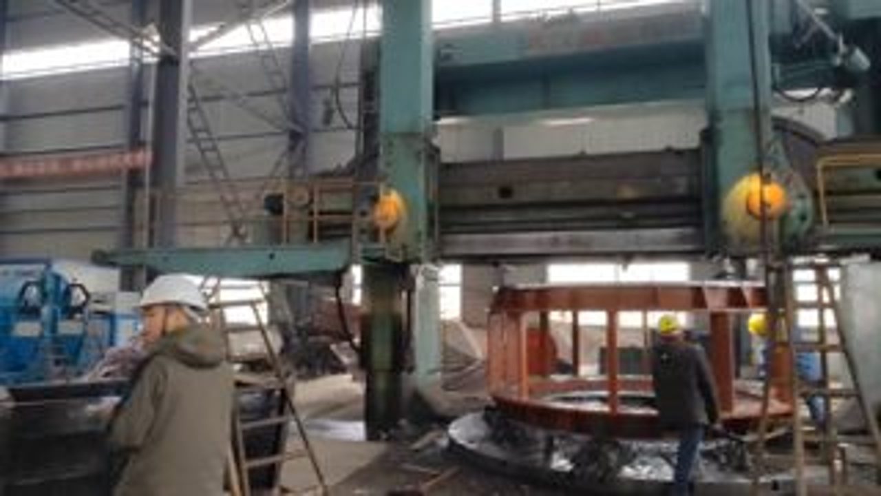 Floor-type boring and milling machine on a large casting — TC factory