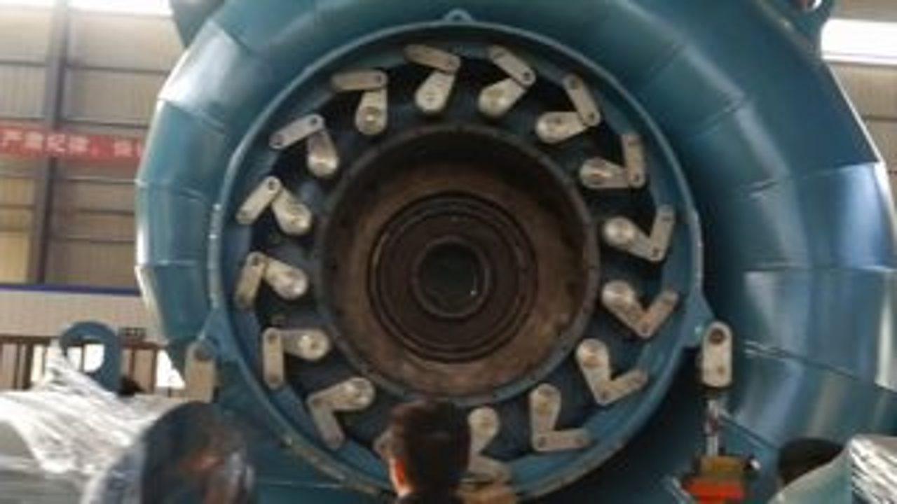 Francis spiral casing pre-assembly at the TCH factory