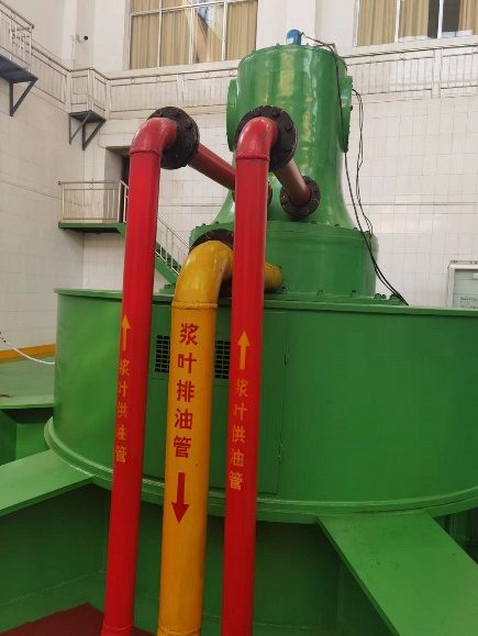 External oil pipes of a traditional oil-fed blade pitch system
