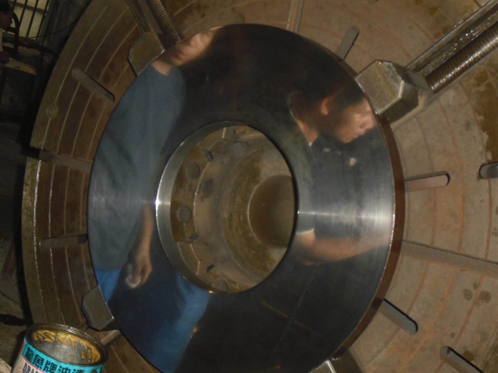 Mirror-finish thrust plate machining